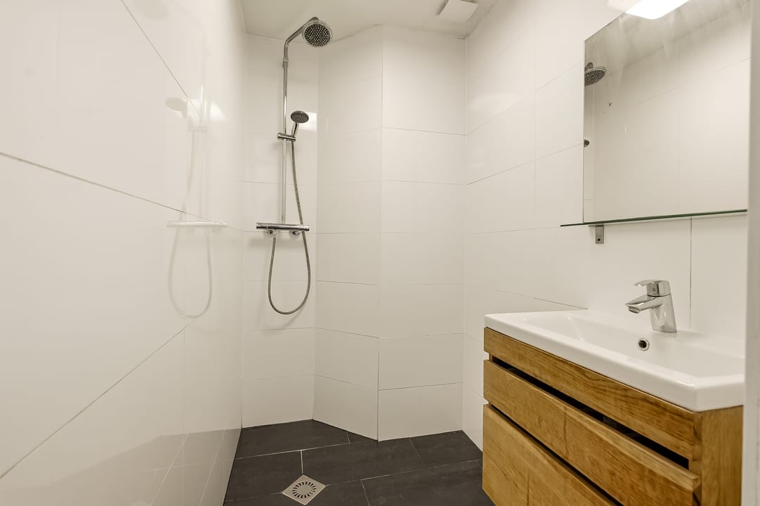 Spacious 3-Bedroom Apartment with Multiple Balconies in De Pijp — 16