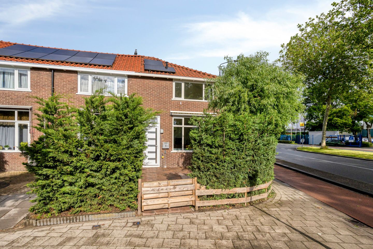 Corner Home with Solar Panels in De Staart, Dordrecht — 29