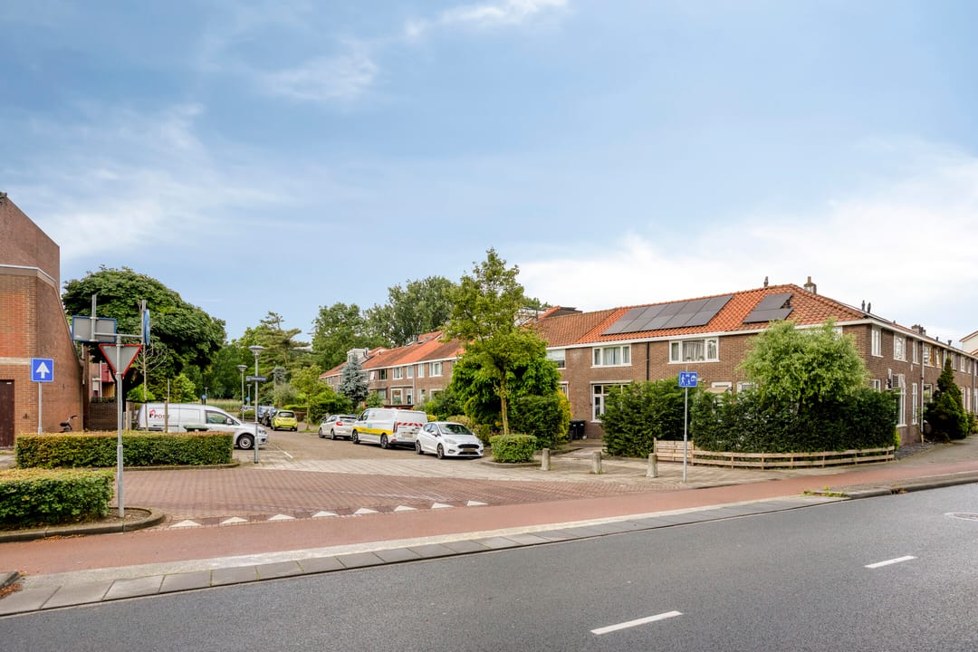 Corner Home with Solar Panels in De Staart, Dordrecht — 32