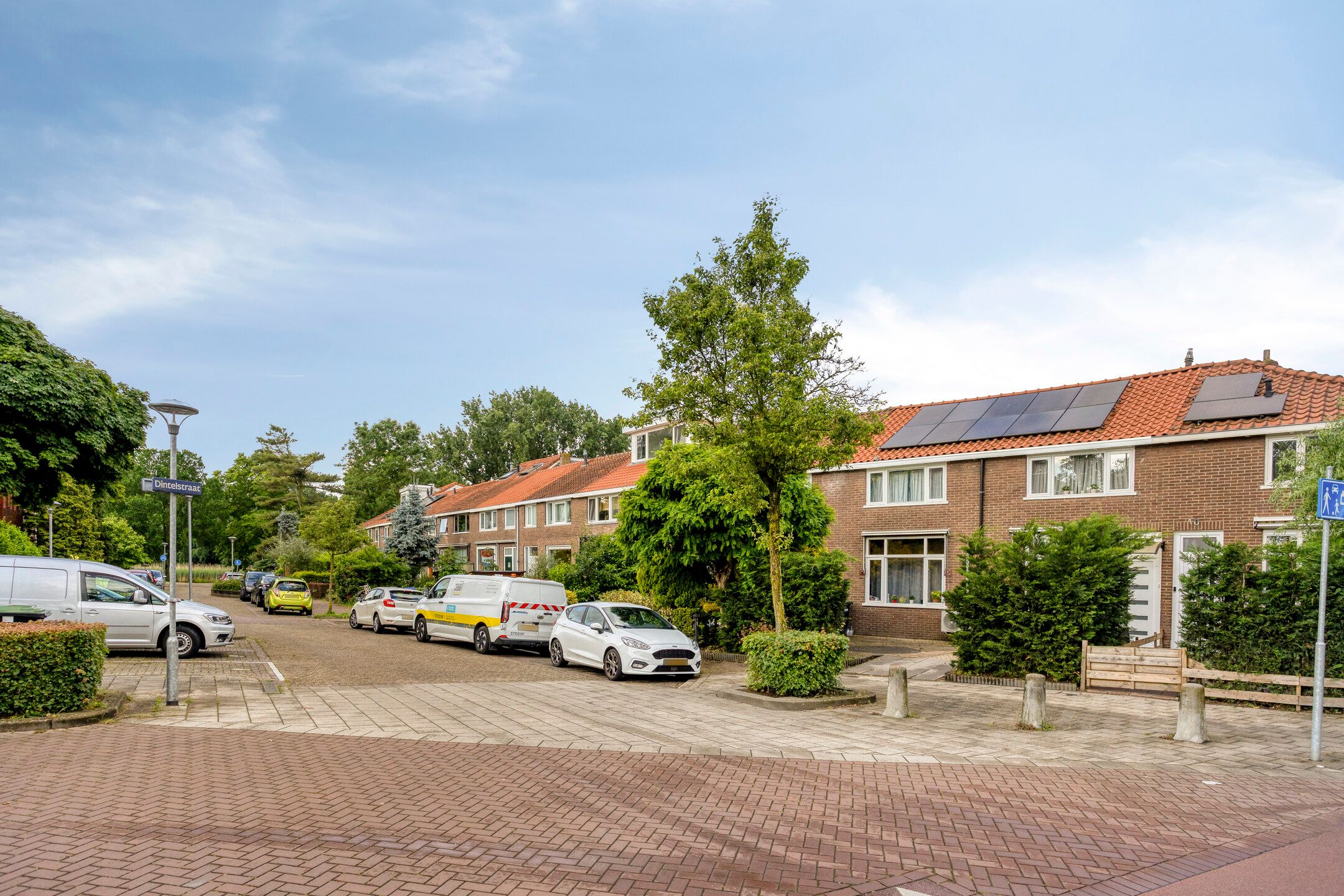Corner Home with Solar Panels in De Staart, Dordrecht — 33