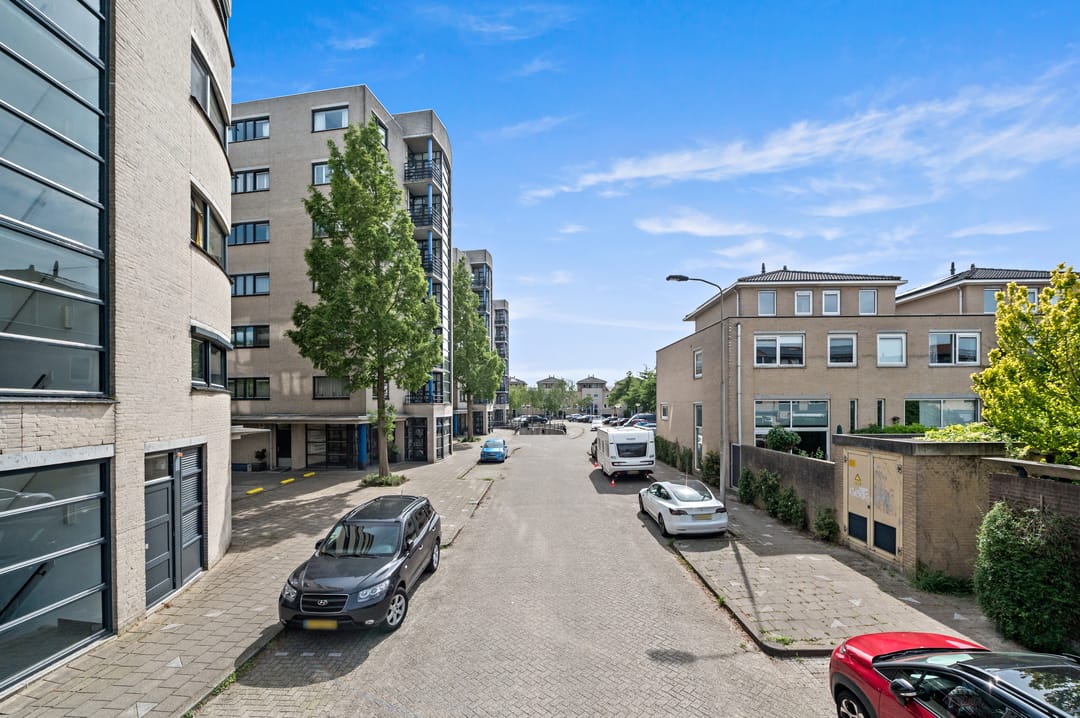 Exclusive Penthouse with Expansive Terraces and Panoramic Views in Delft — 38