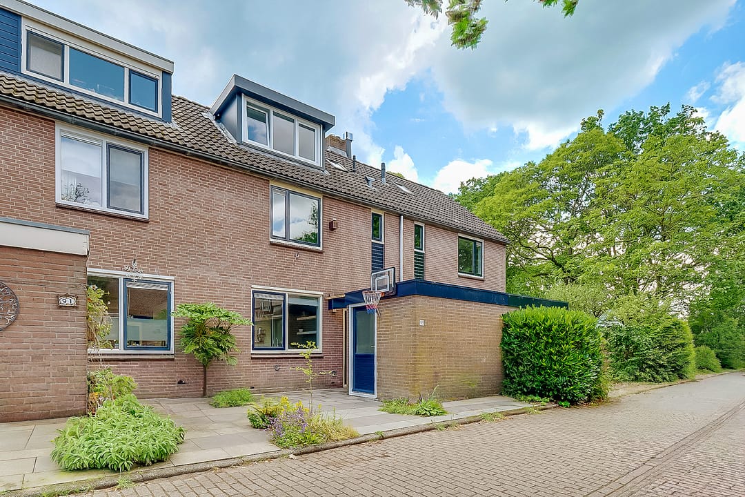 Family Terraced Home with Panoramic Meadow Views — 7