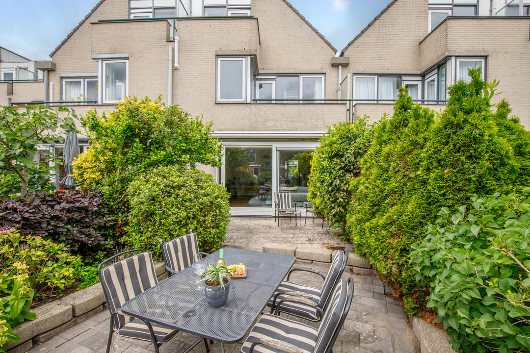 Renovated Family Home with Water Views and Full Basement in Leidschendam — 46