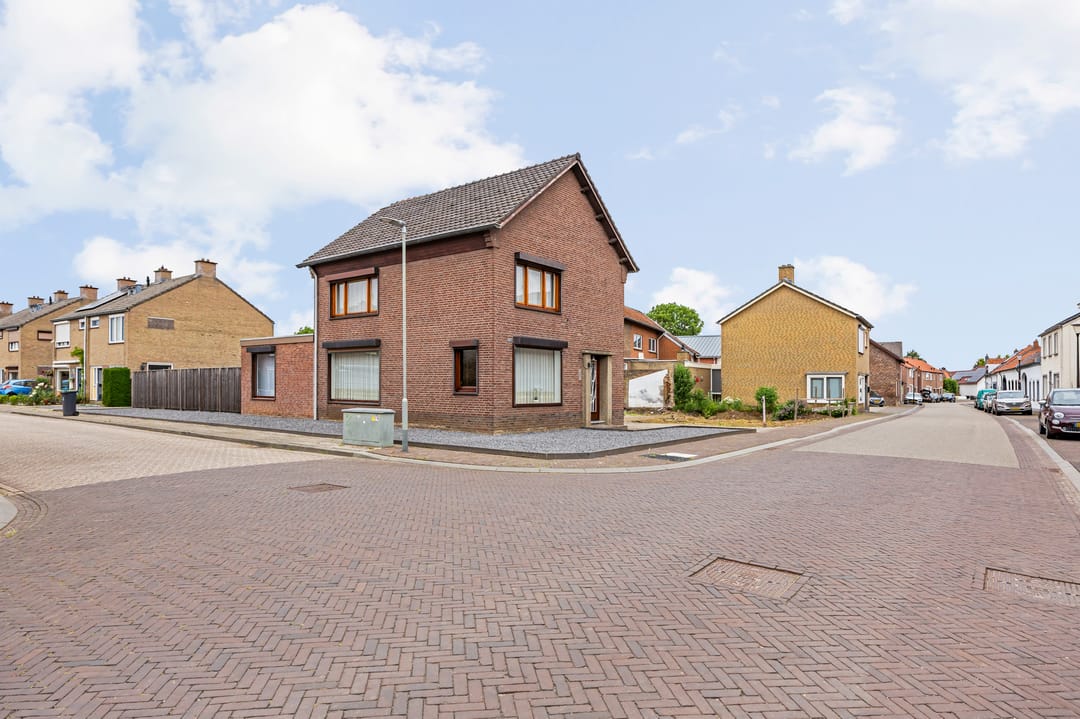 Spacious Detached Home with Exceptional Plot and Development Potential — 7
