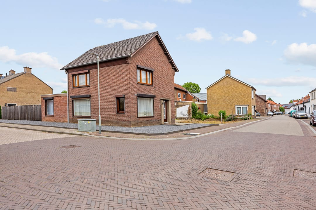 Spacious Detached Home with Exceptional Plot and Development Potential — 8
