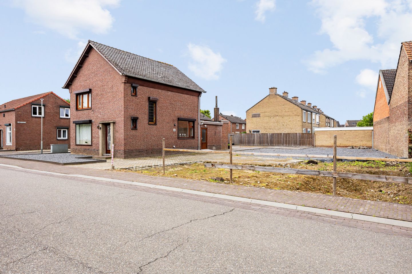 Spacious Detached Home with Exceptional Plot and Development Potential — 10