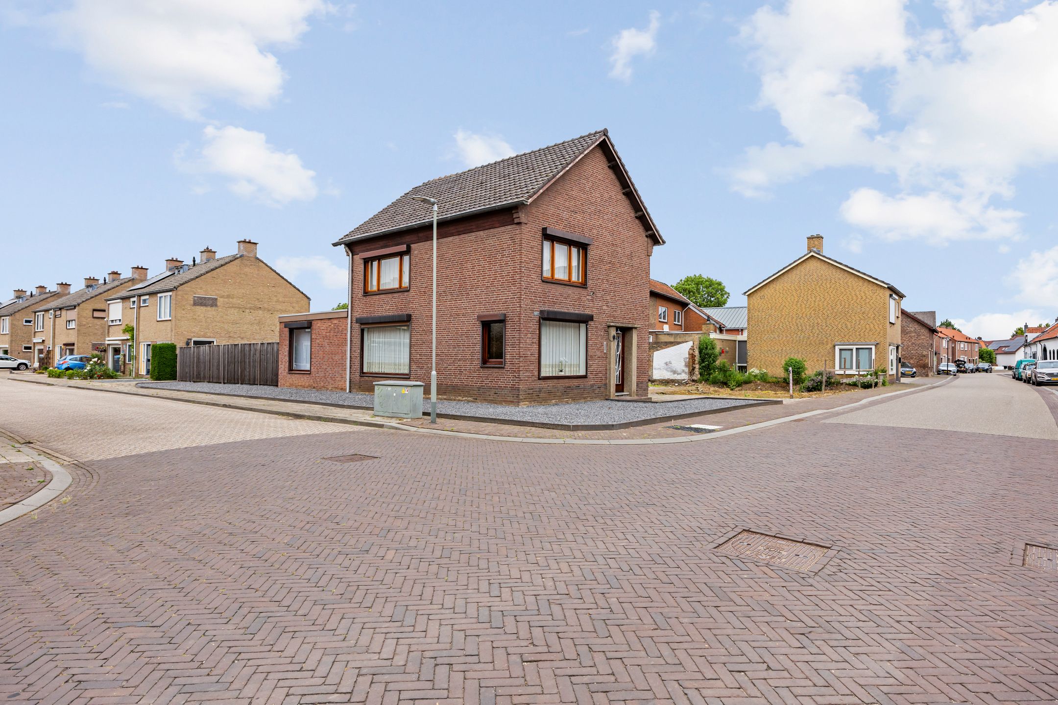 Spacious Detached Home with Exceptional Plot and Development Potential — 9