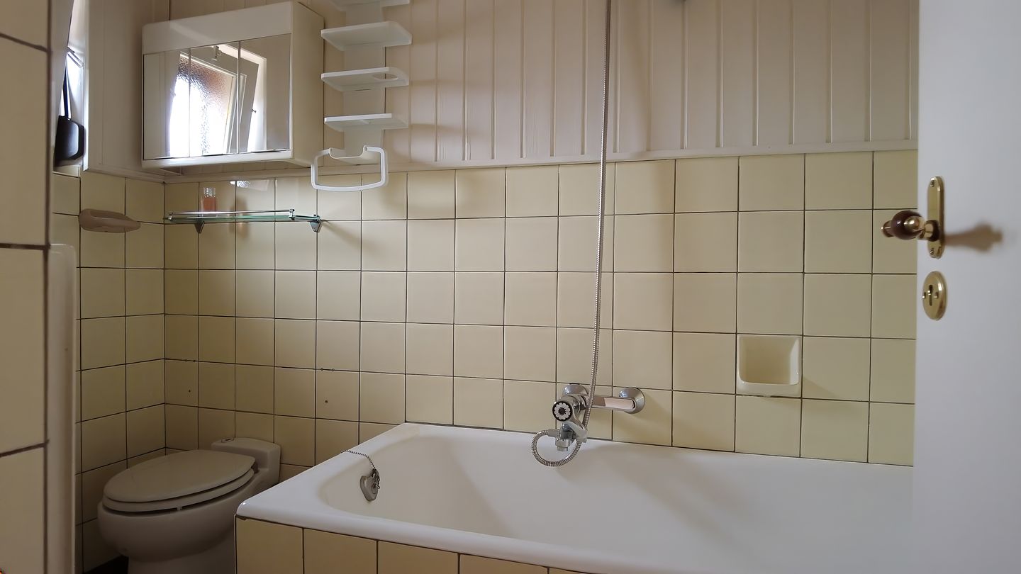 Spacious Detached Home with Exceptional Plot and Development Potential — 34