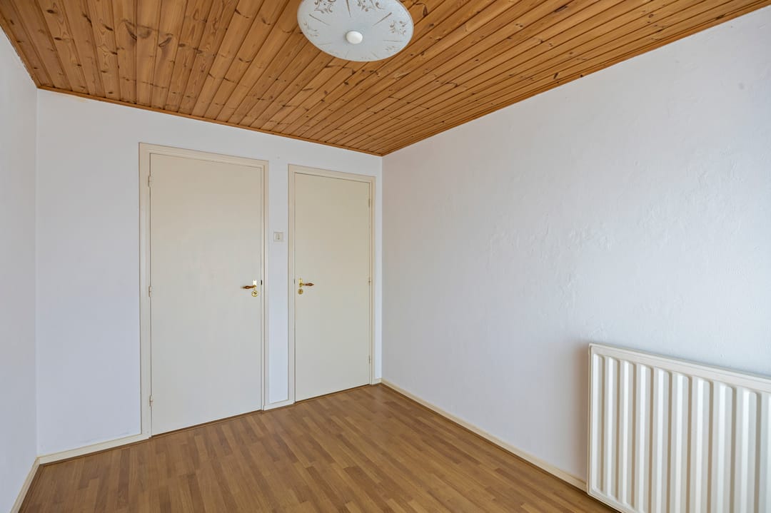 Spacious Detached Home with Exceptional Plot and Development Potential — 32