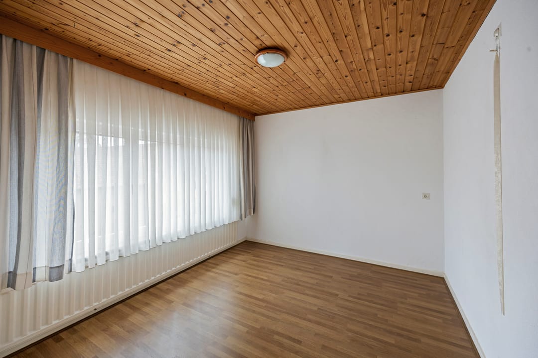 Spacious Detached Home with Exceptional Plot and Development Potential — 28