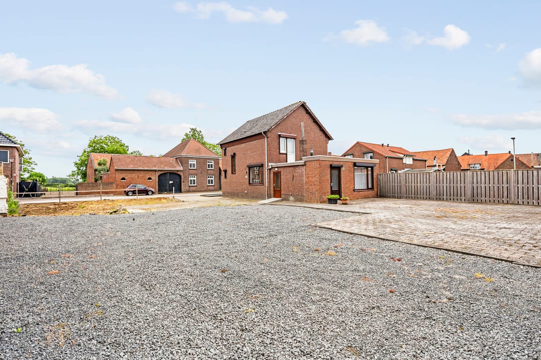 Spacious Detached Home with Exceptional Plot and Development Potential — 37