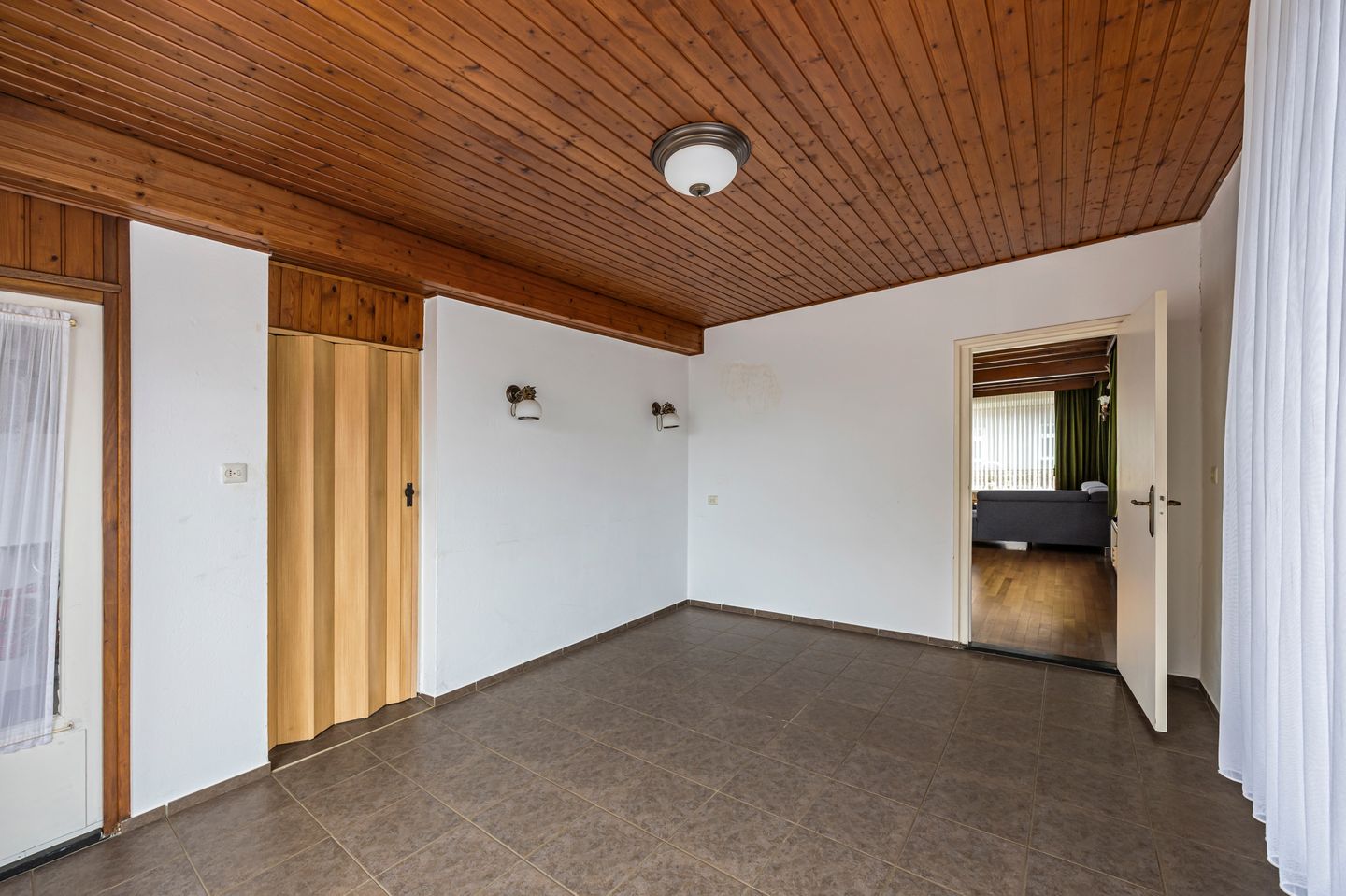 Spacious Detached Home with Exceptional Plot and Development Potential — 25