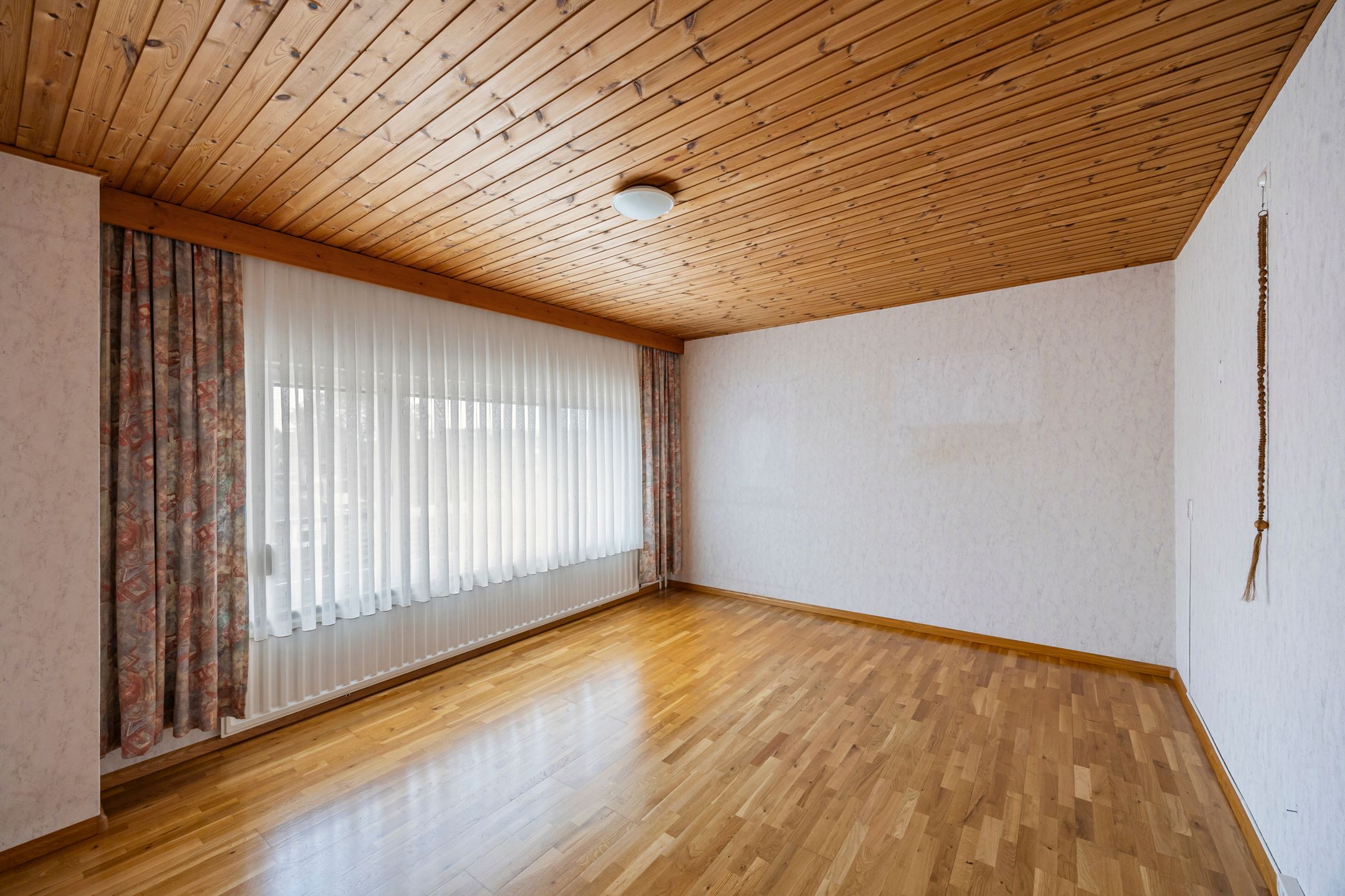 Spacious Detached Home with Exceptional Plot and Development Potential — 30