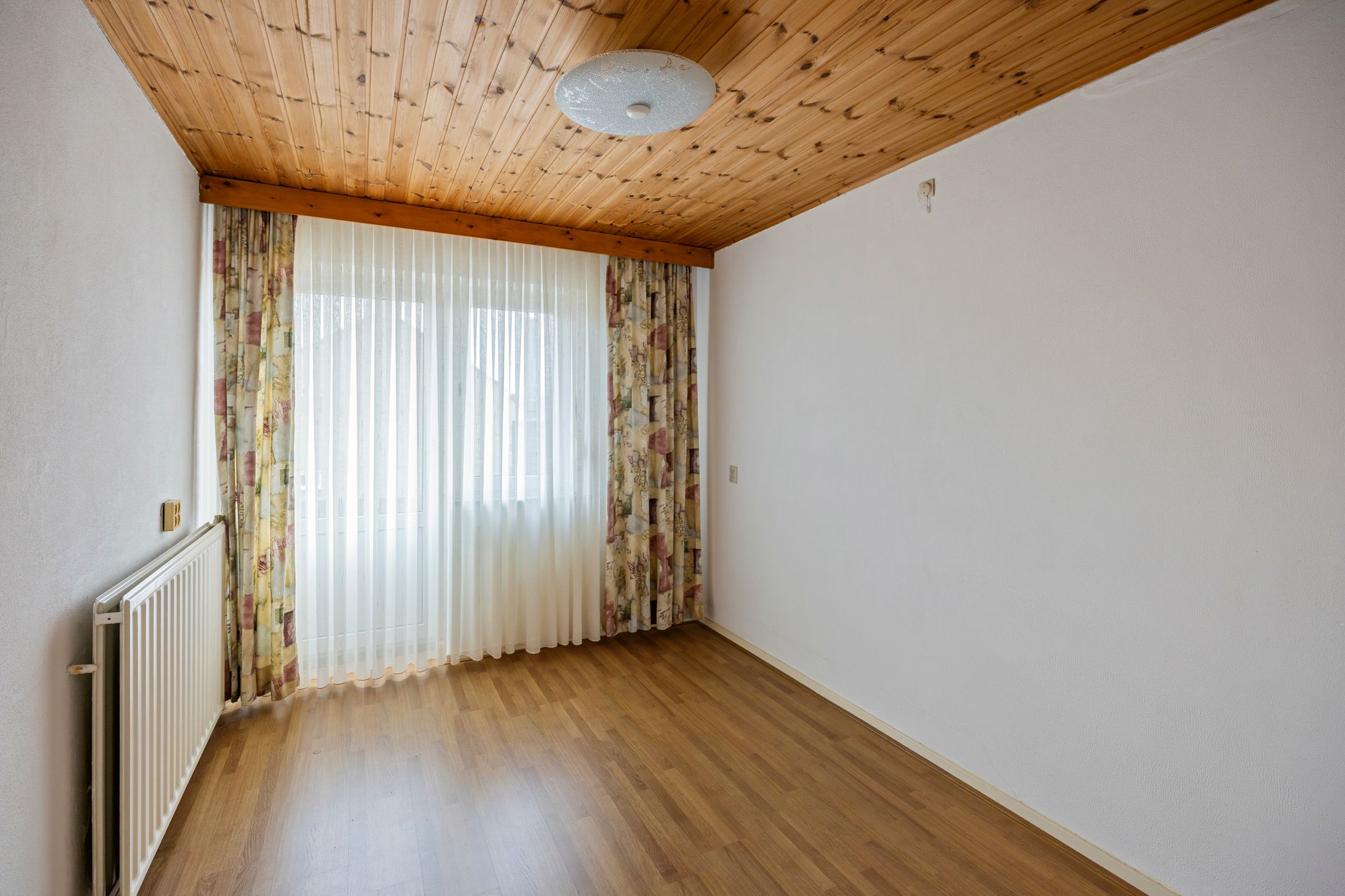 Spacious Detached Home with Exceptional Plot and Development Potential — 33