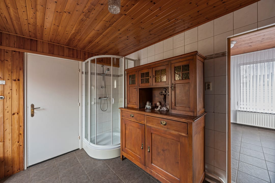Spacious Detached Home with Exceptional Plot and Development Potential — 26