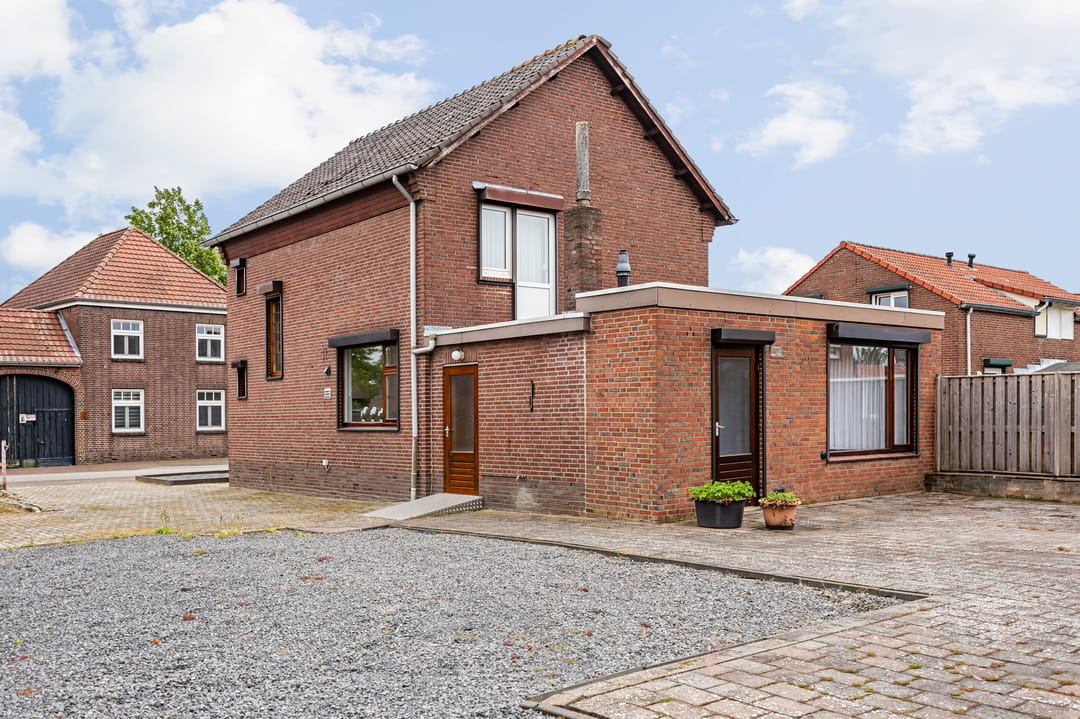 Spacious Detached Home with Exceptional Plot and Development Potential — 38