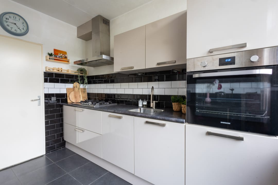 Spacious Move-In Ready Terraced House with 4 Bedrooms and Solar Panels in Terneuzen — 11