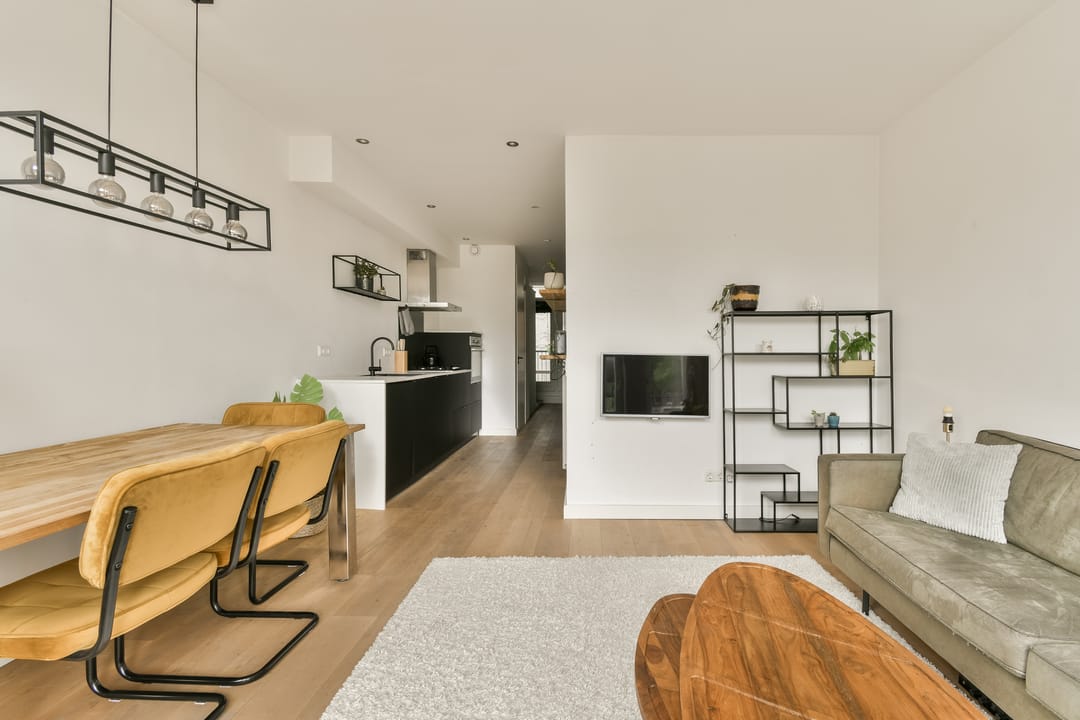 Canal View Apartment with Spacious Balcony in Amsterdam's Museum Quarter — 11