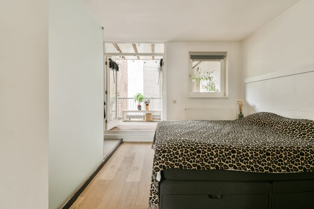 Canal View Apartment with Spacious Balcony in Amsterdam's Museum Quarter — 13