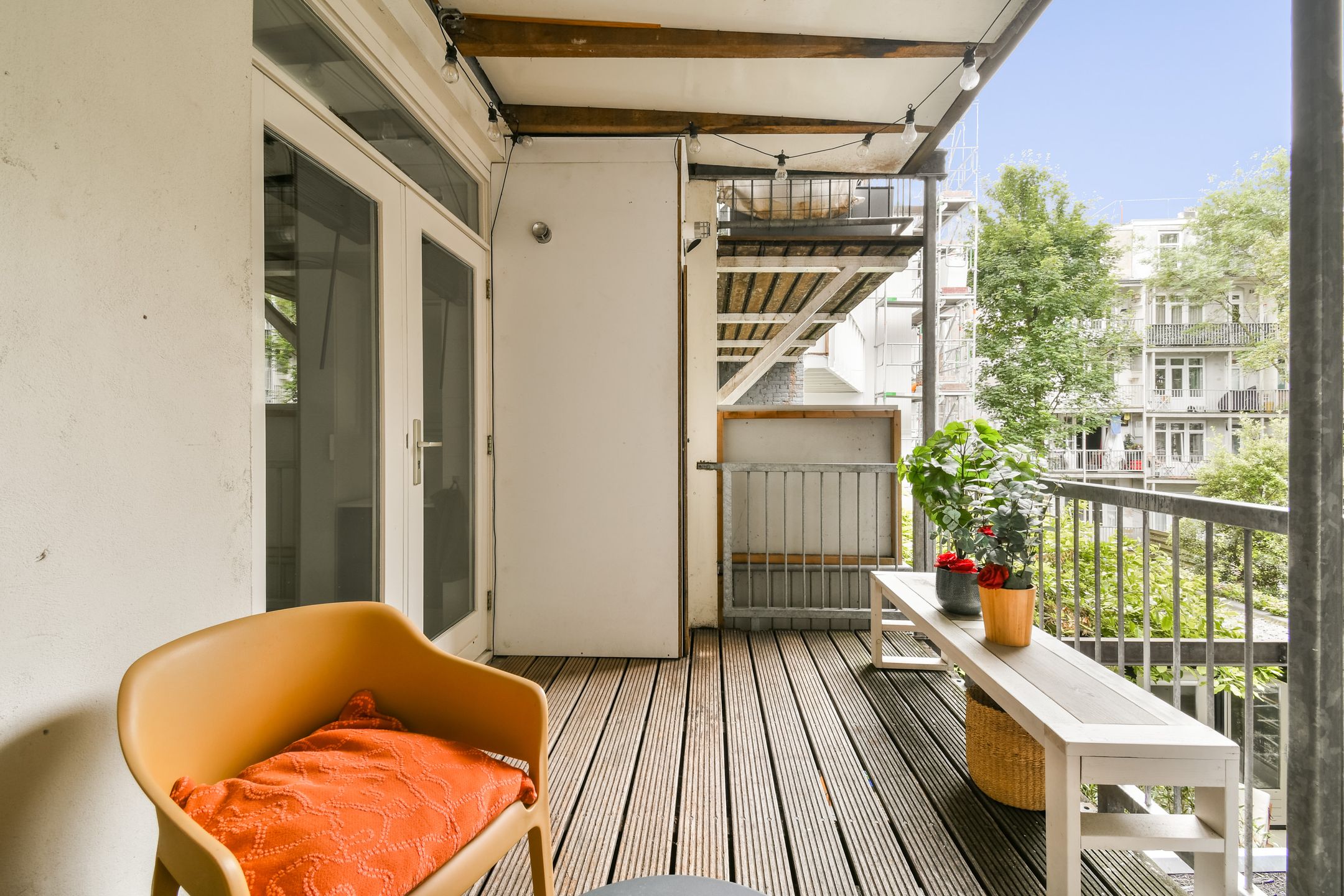 Canal View Apartment with Spacious Balcony in Amsterdam's Museum Quarter — 15