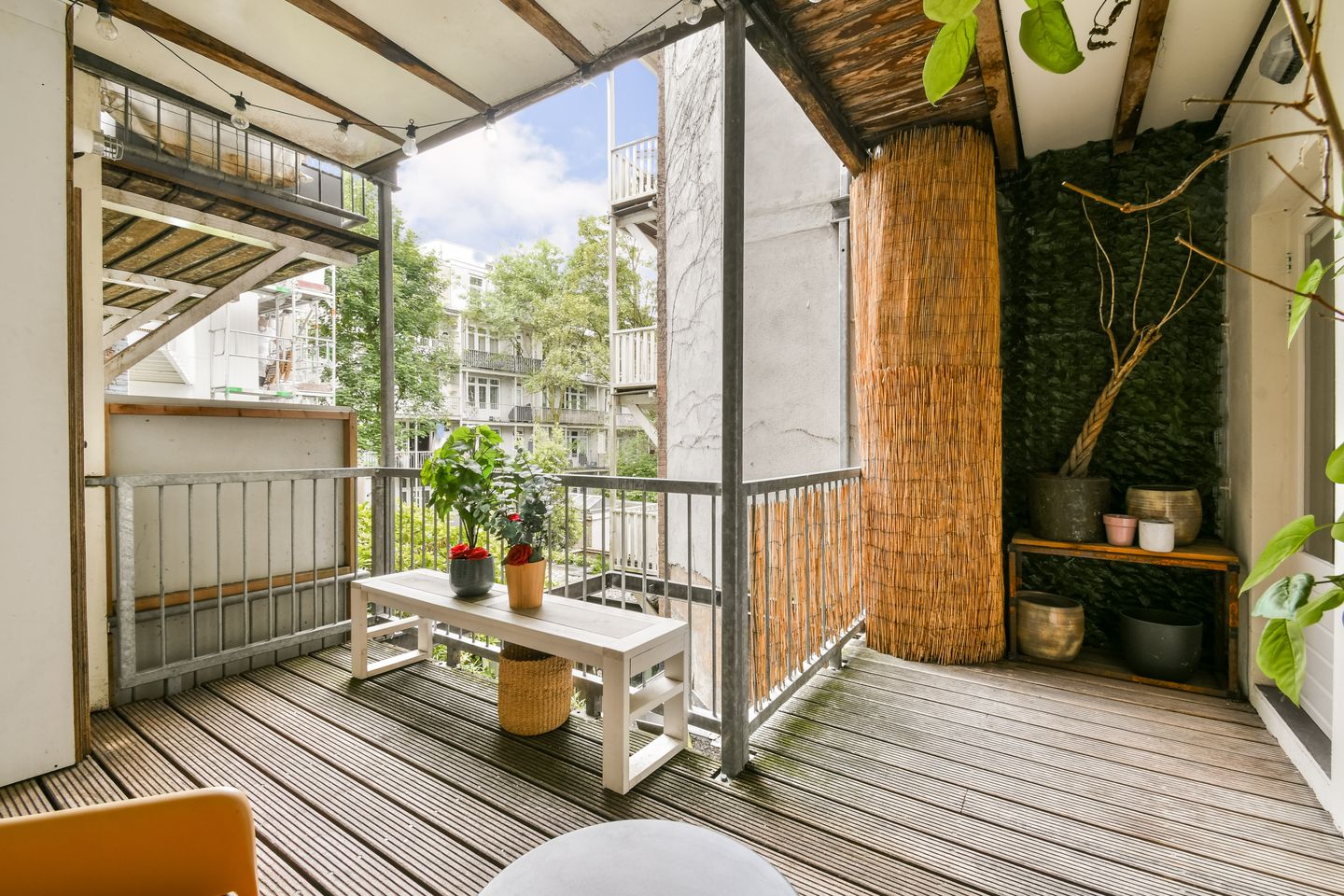 Canal View Apartment with Spacious Balcony in Amsterdam's Museum Quarter — 14