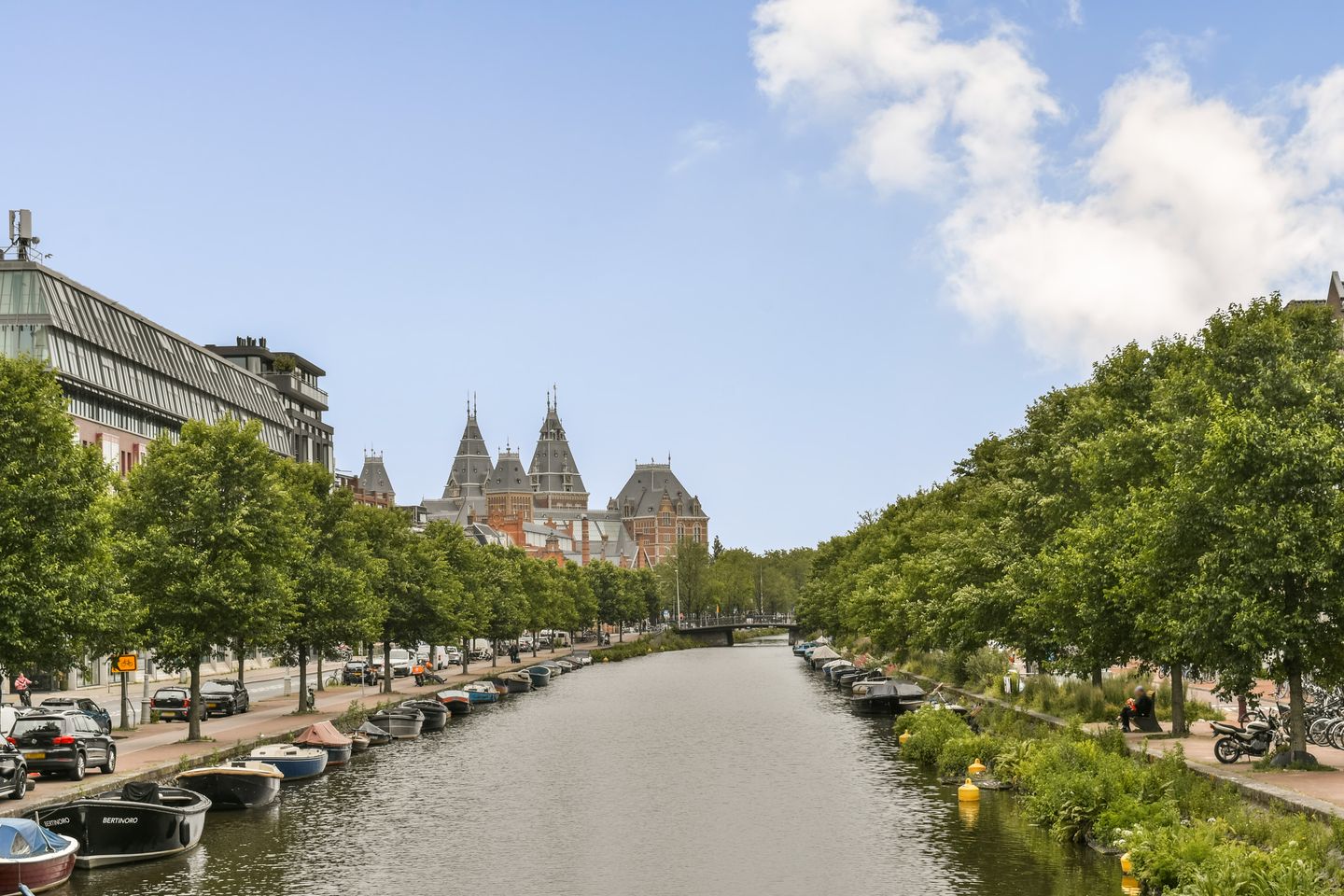 Canal View Apartment with Spacious Balcony in Amsterdam's Museum Quarter — 29