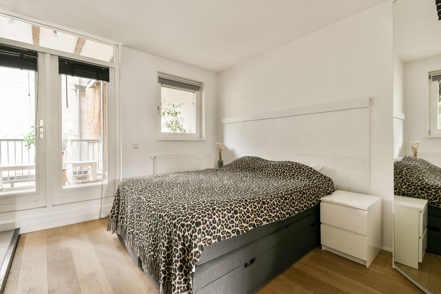 Canal View Apartment with Spacious Balcony in Amsterdam's Museum Quarter — 19