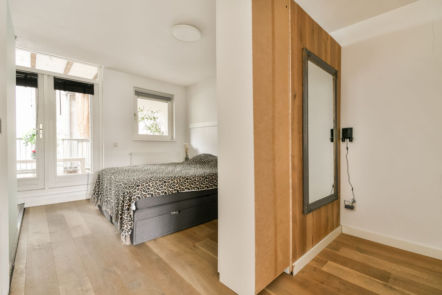 Canal View Apartment with Spacious Balcony in Amsterdam's Museum Quarter — 20