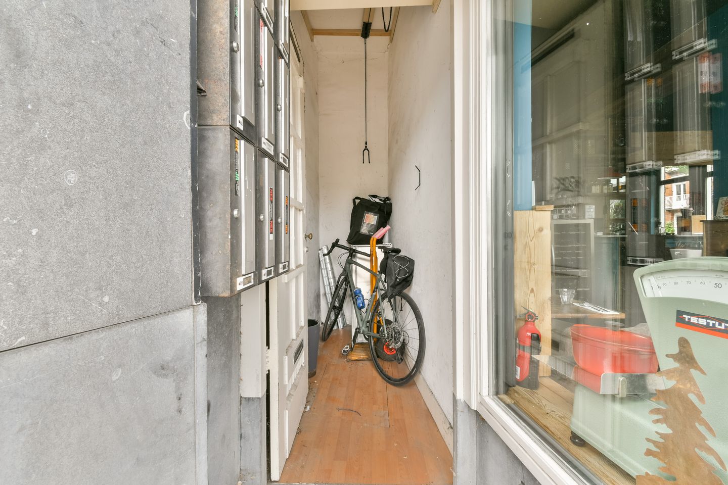 Canal View Apartment with Spacious Balcony in Amsterdam's Museum Quarter — 25