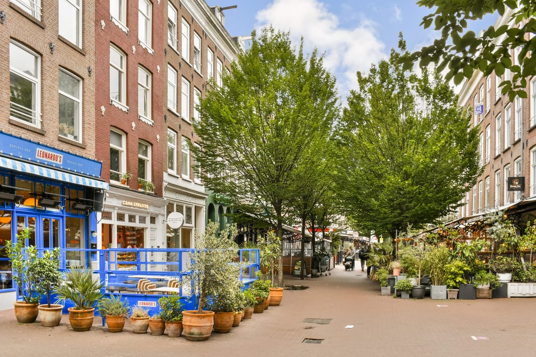 Canal View Apartment with Spacious Balcony in Amsterdam's Museum Quarter — 31