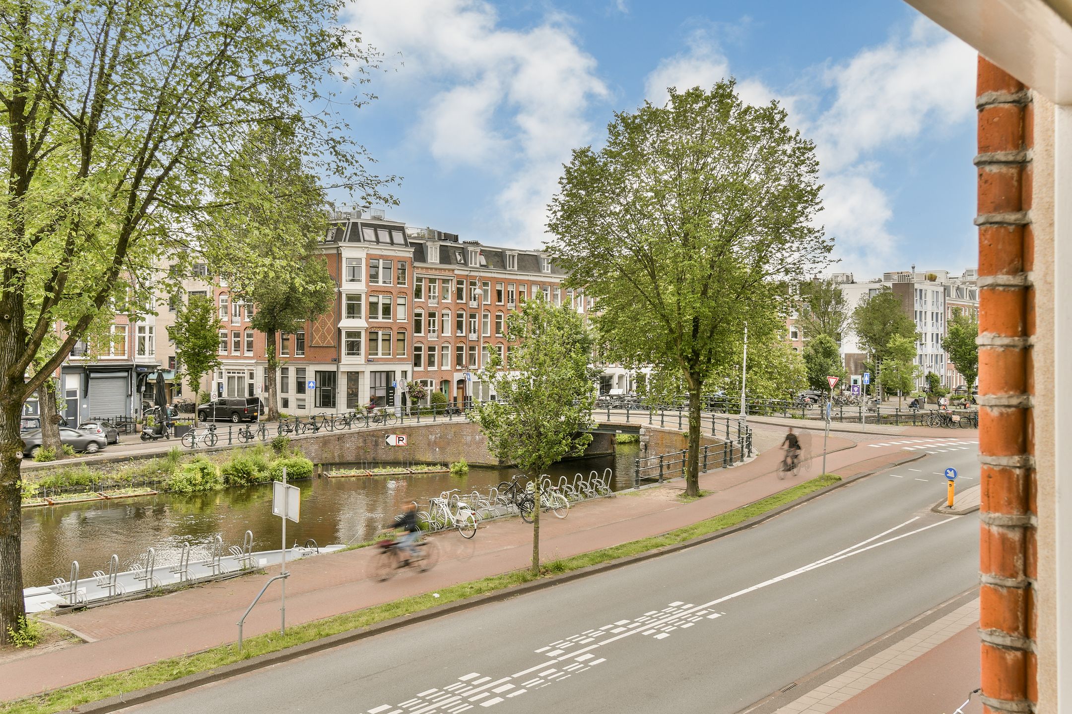 Canal View Apartment with Spacious Balcony in Amsterdam's Museum Quarter — 9