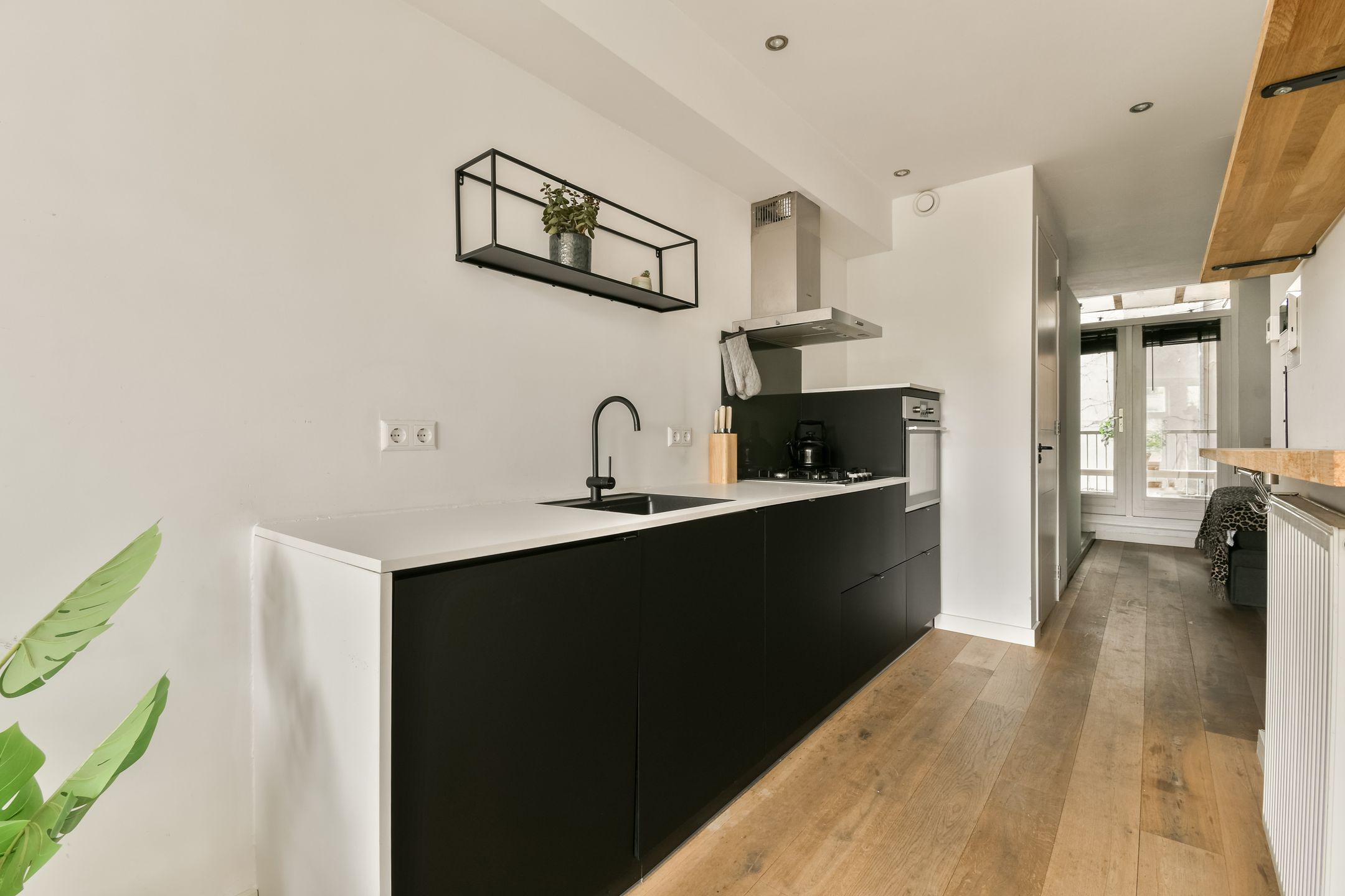 Canal View Apartment with Spacious Balcony in Amsterdam's Museum Quarter — 12