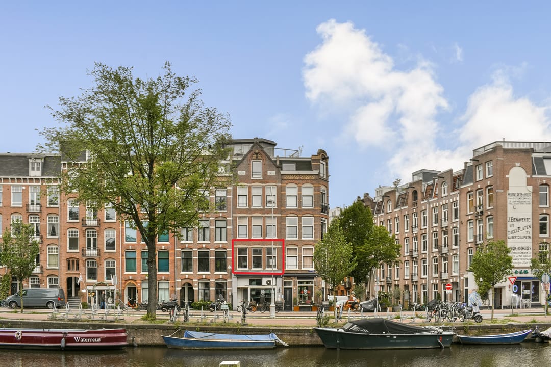 Canal View Apartment with Spacious Balcony in Amsterdam's Museum Quarter