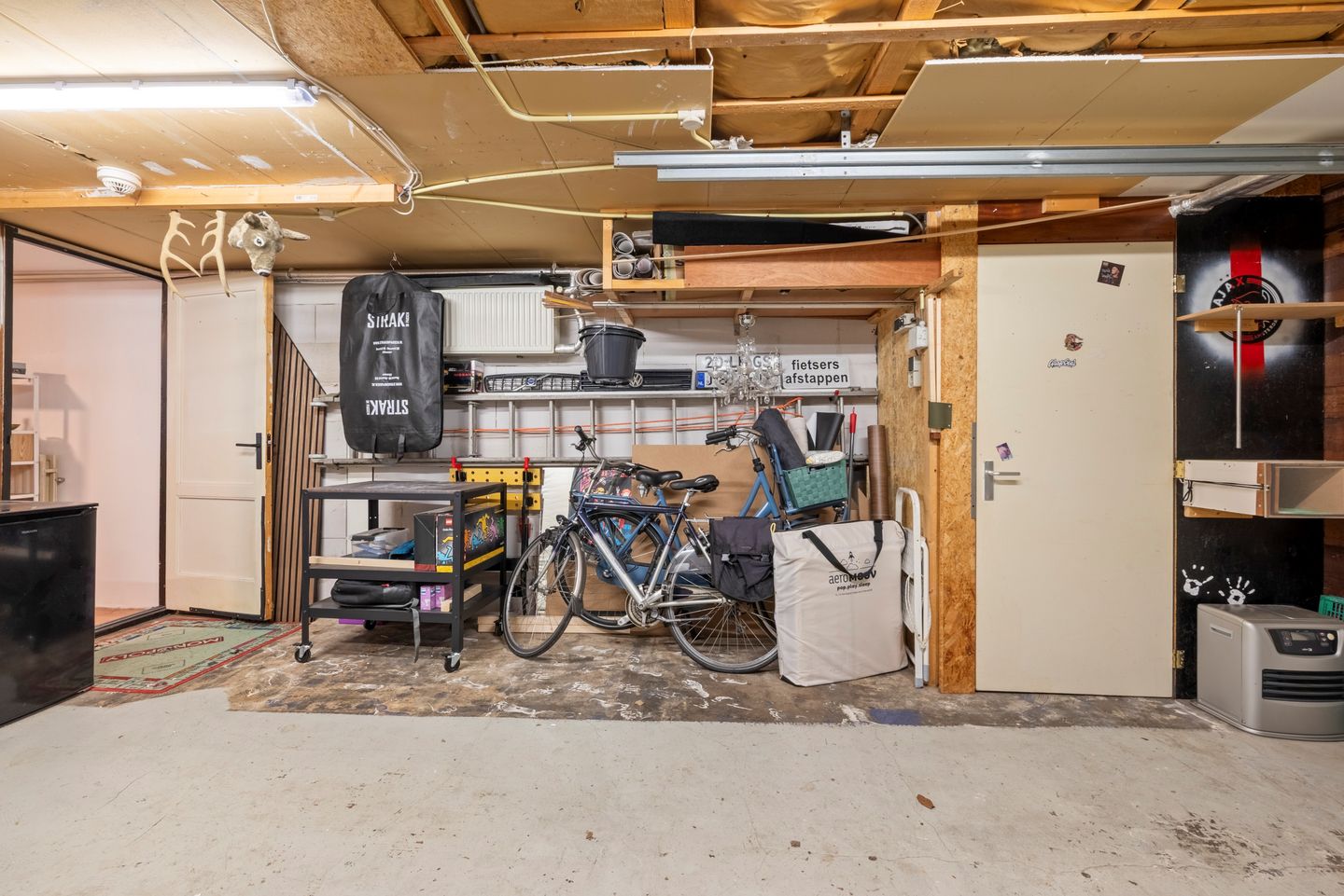Unique Drive-In Home with Spacious Garage Near Den Helder City Center — 25