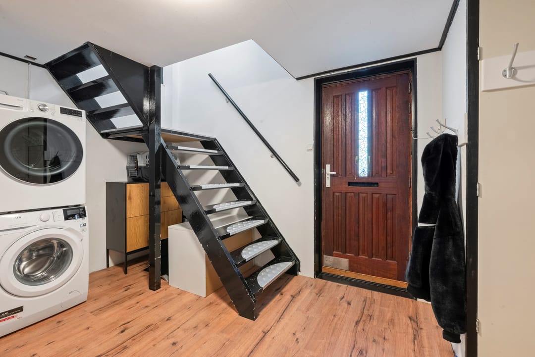 Unique Drive-In Home with Spacious Garage Near Den Helder City Center — 7