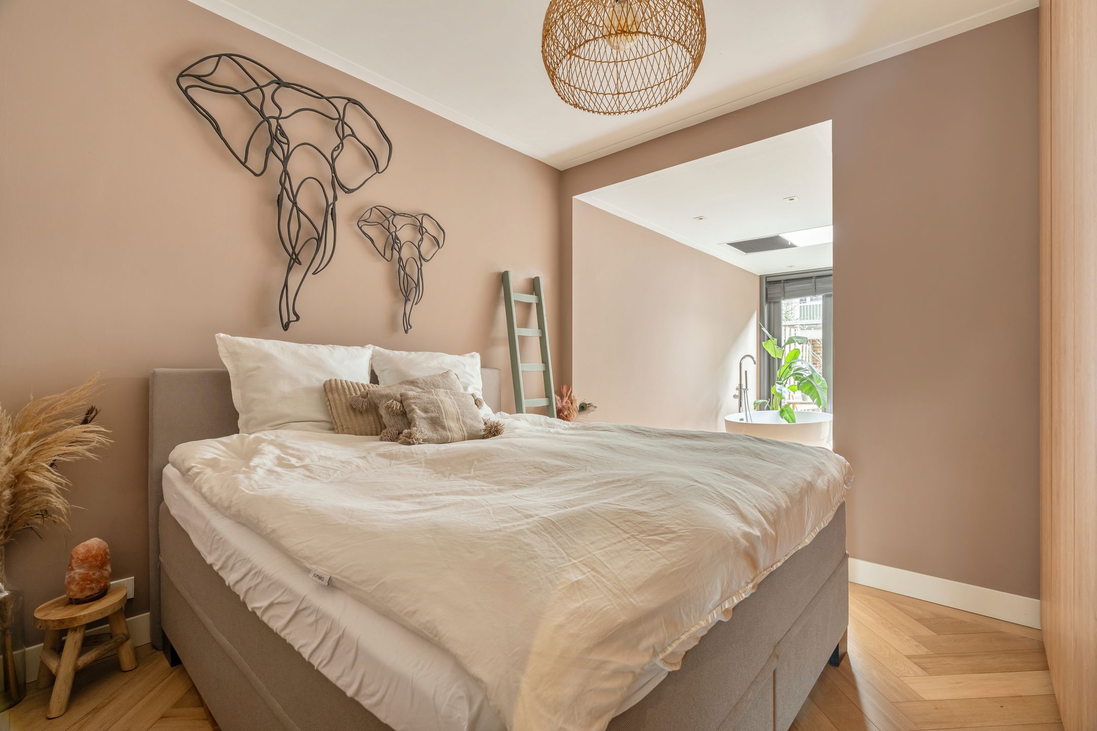 Refined Ground Floor Apartment with Park Views and Garden Office — 12
