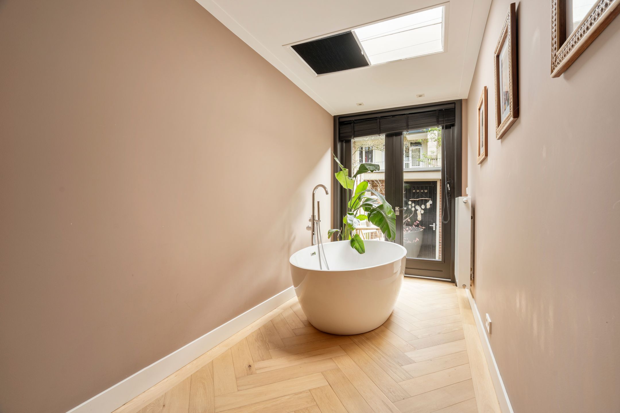 Refined Ground Floor Apartment with Park Views and Garden Office — 15