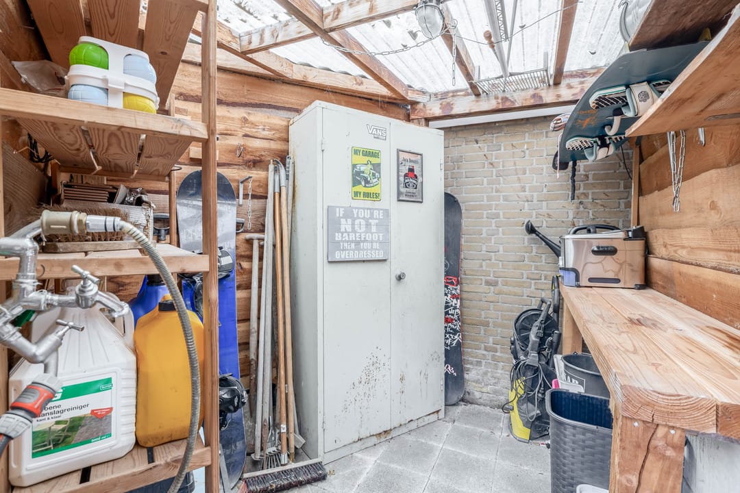 Spacious Corner Home with Potential in Charming Heerjansdam — 16