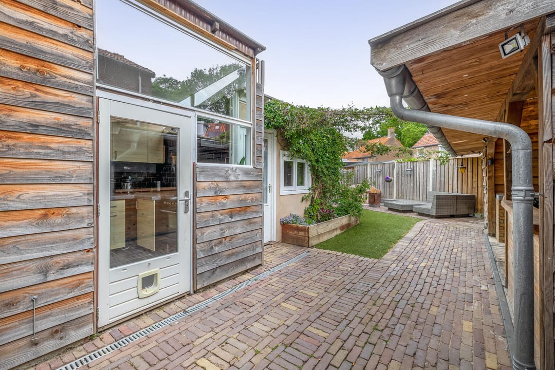 Spacious Corner Home with Potential in Charming Heerjansdam — 17
