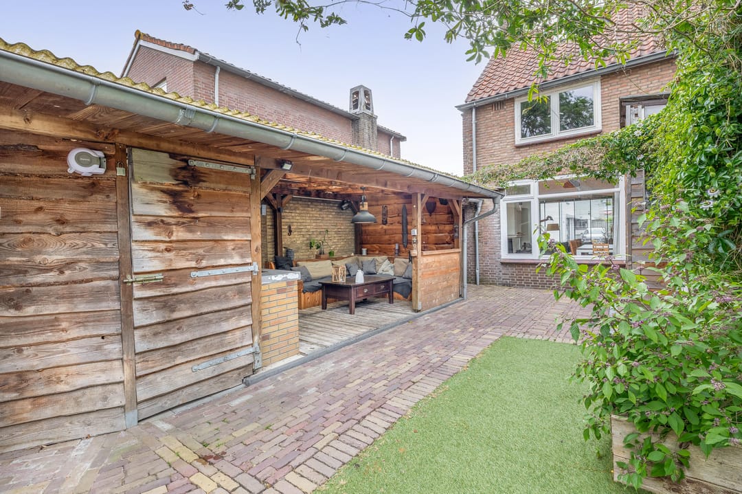 Spacious Corner Home with Potential in Charming Heerjansdam — 22