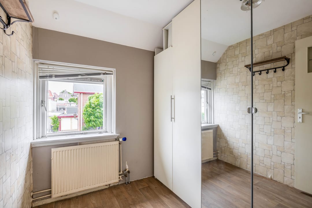 Spacious Corner Home with Potential in Charming Heerjansdam — 31