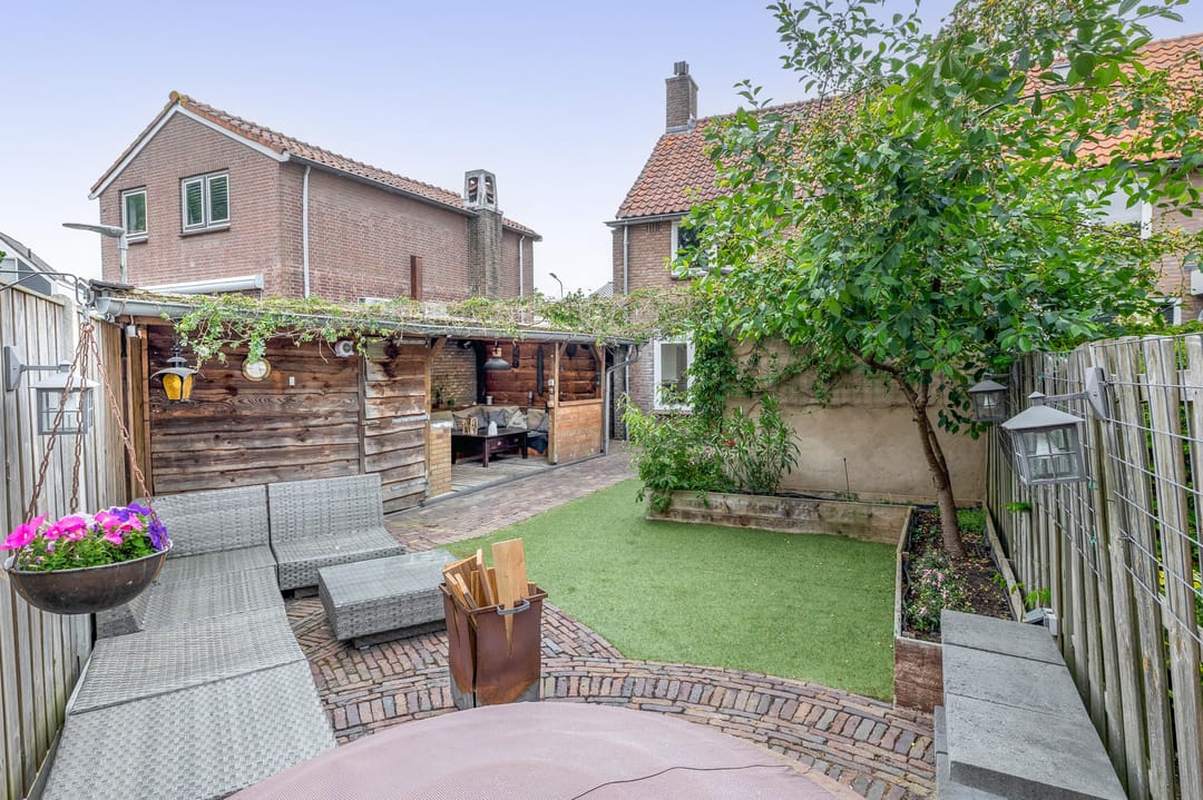 Spacious Corner Home with Potential in Charming Heerjansdam — 23