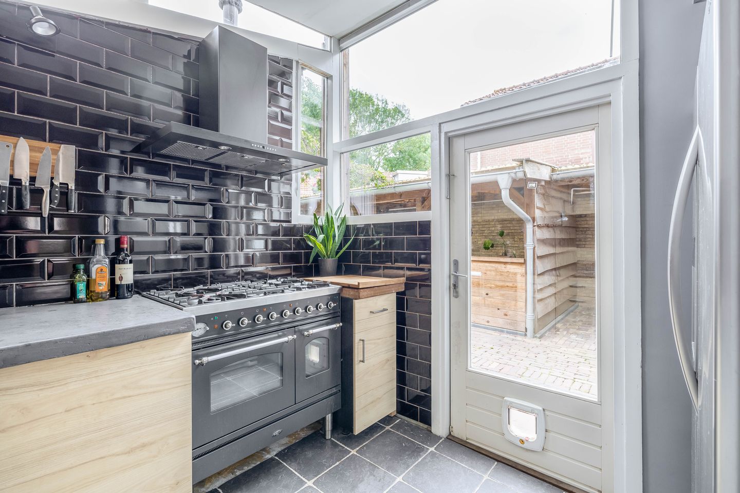 Spacious Corner Home with Potential in Charming Heerjansdam — 14