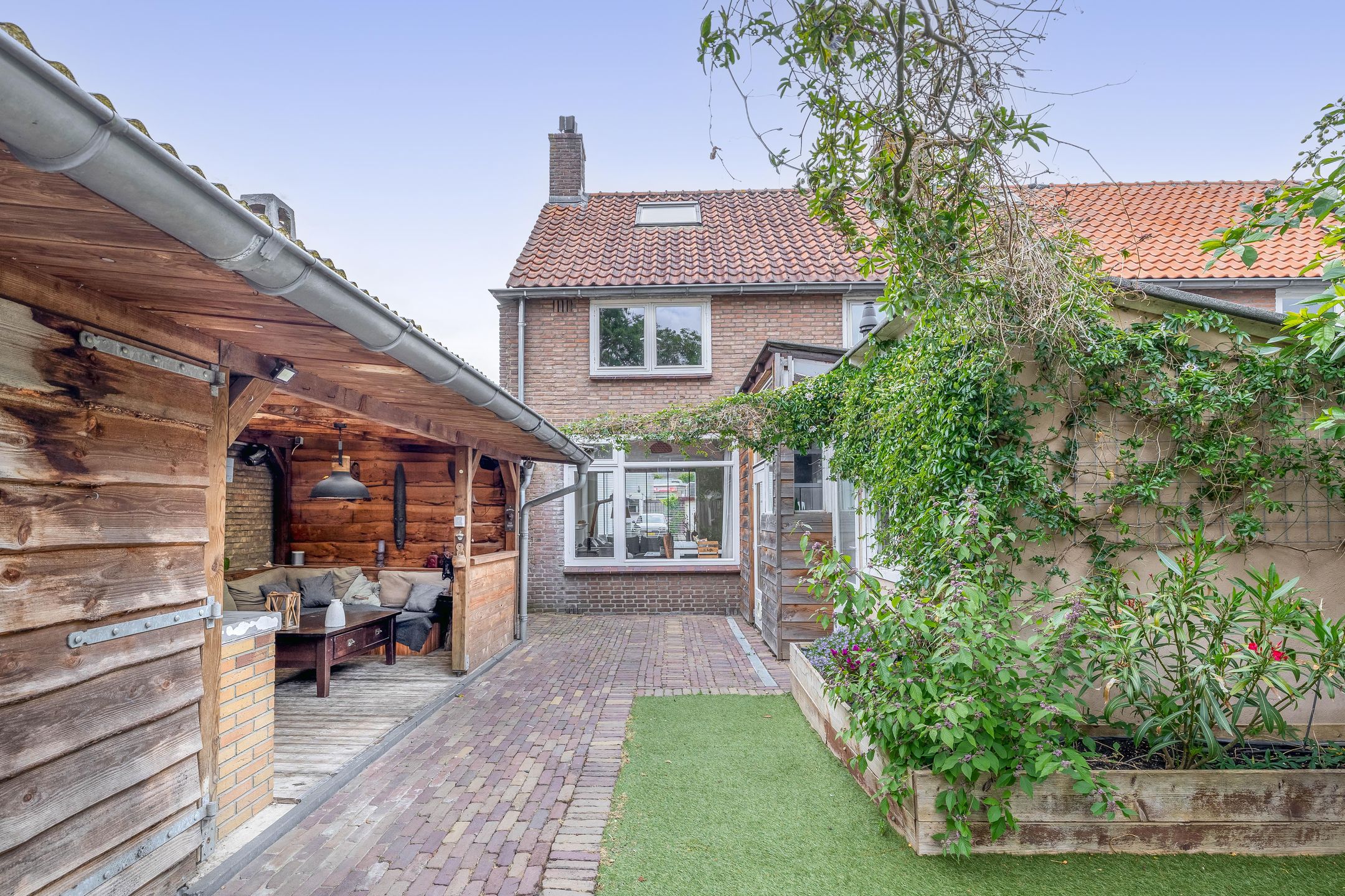 Spacious Corner Home with Potential in Charming Heerjansdam — 24