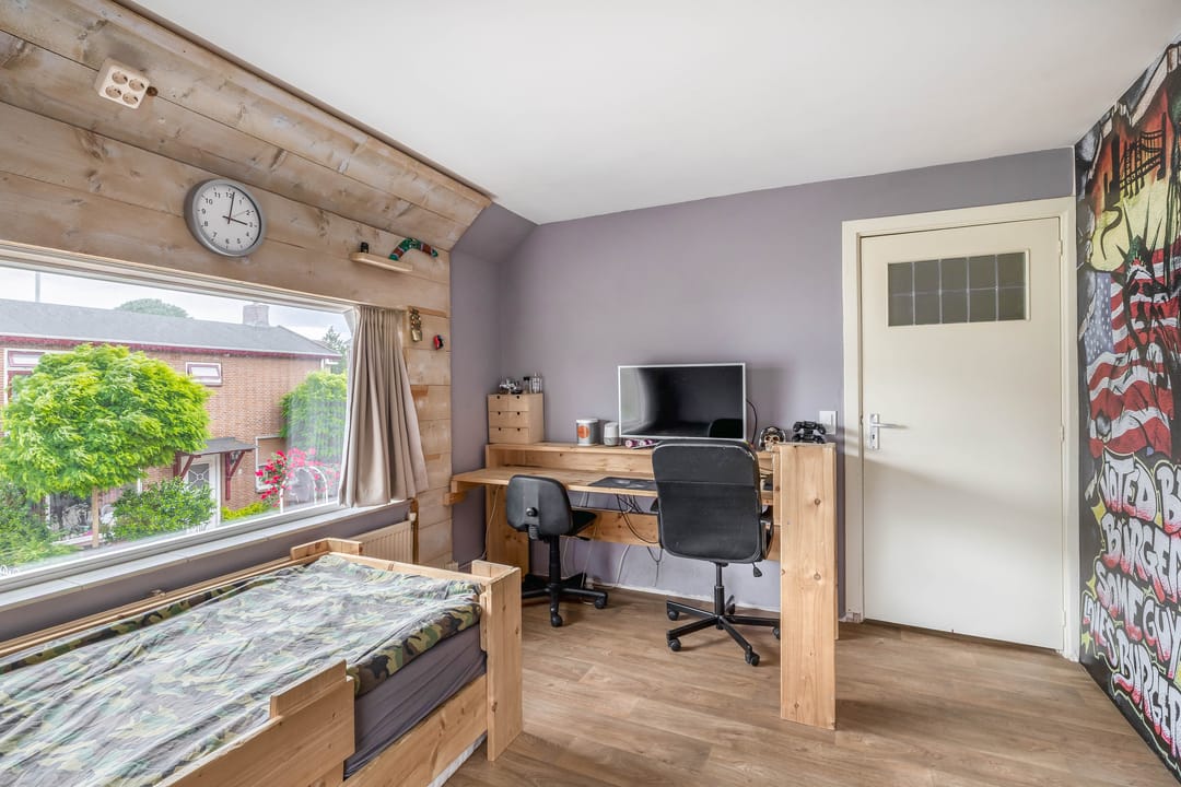 Spacious Corner Home with Potential in Charming Heerjansdam — 28
