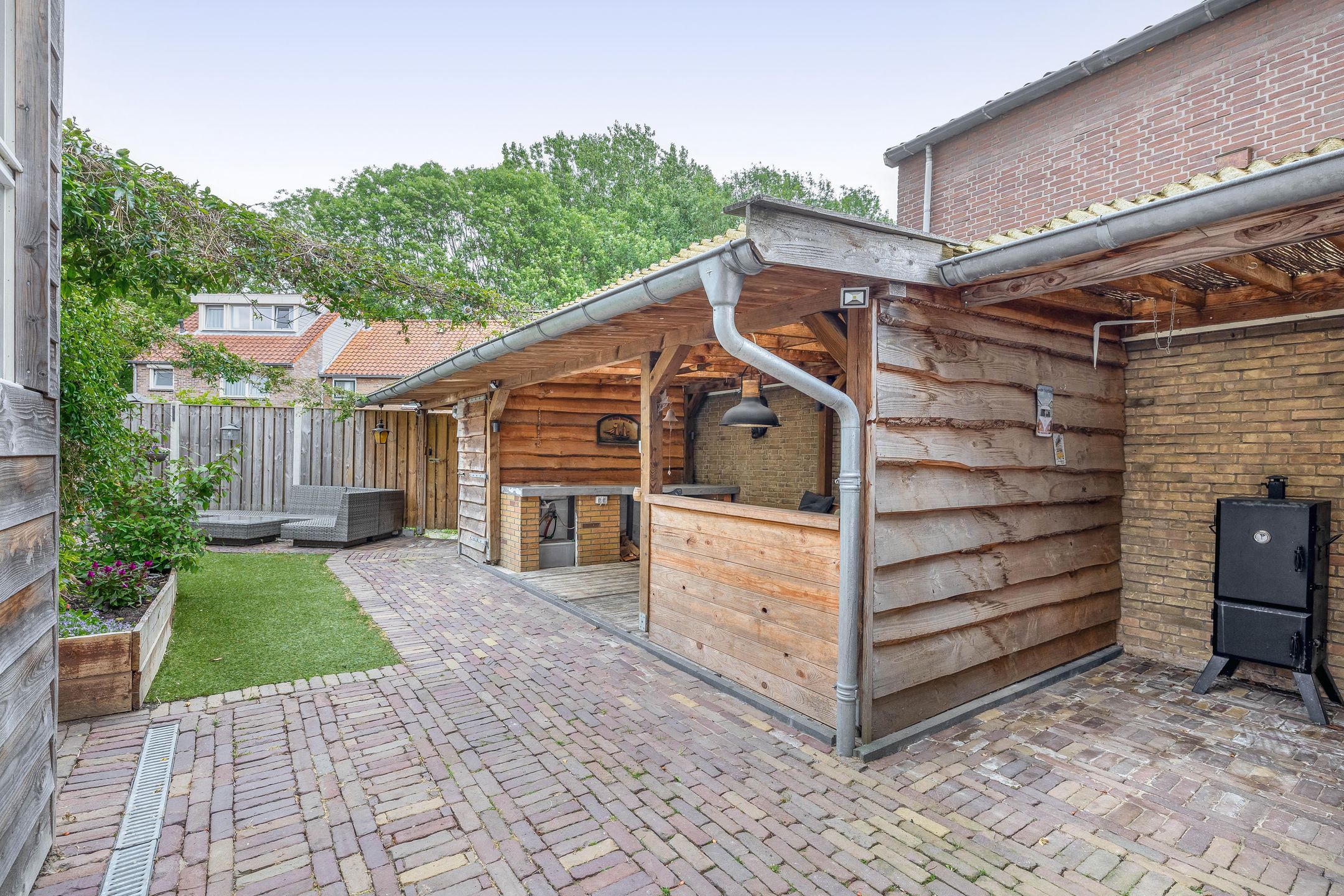 Spacious Corner Home with Potential in Charming Heerjansdam — 18