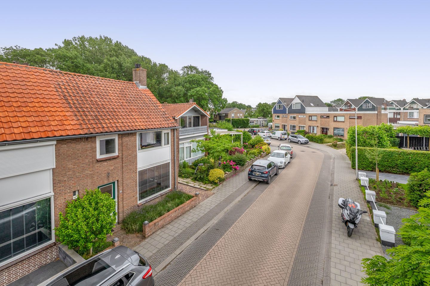 Spacious Corner Home with Potential in Charming Heerjansdam — 35