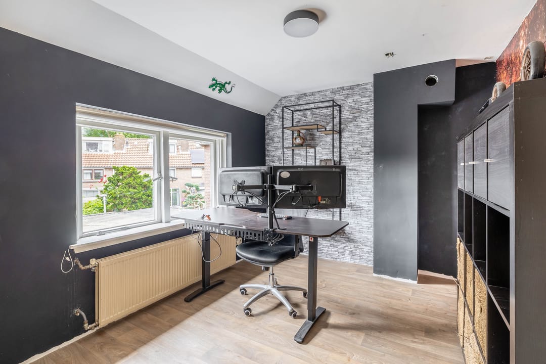 Spacious Corner Home with Potential in Charming Heerjansdam — 32