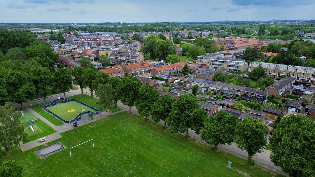 Spacious Corner Home with Potential in Charming Heerjansdam — 38