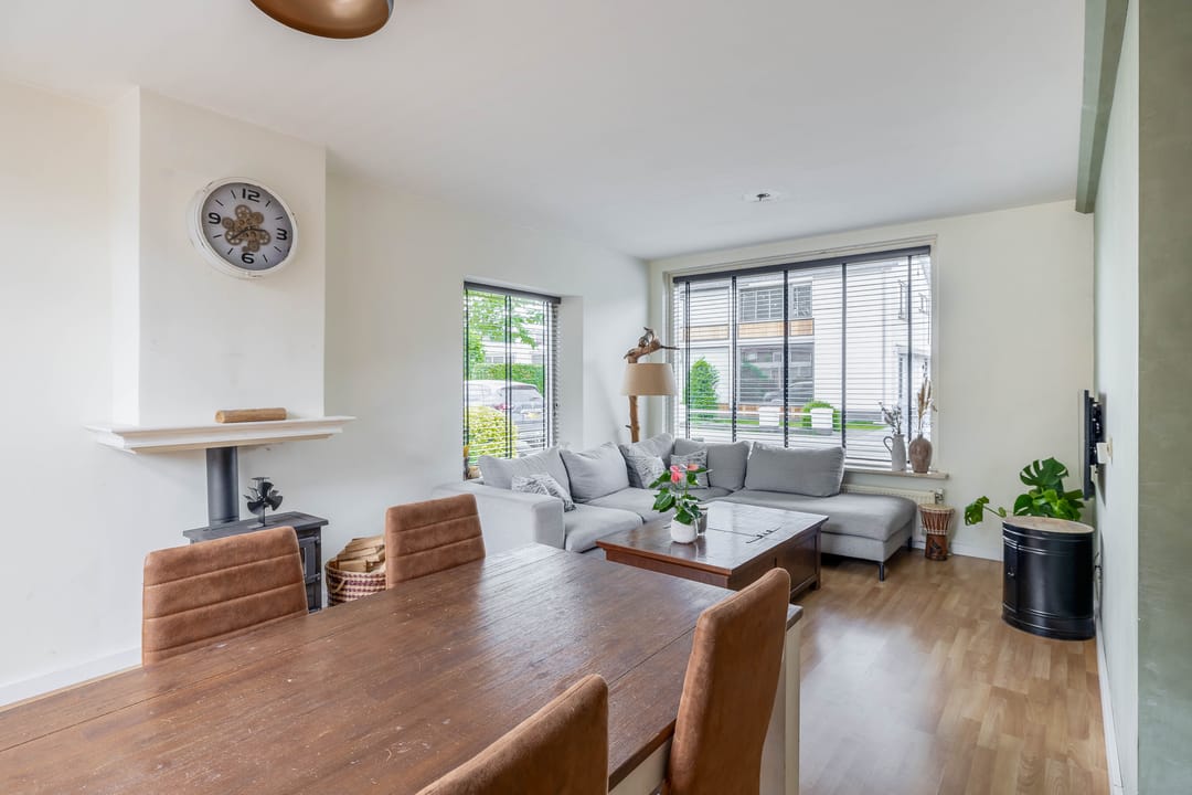 Spacious Corner Home with Potential in Charming Heerjansdam — 8